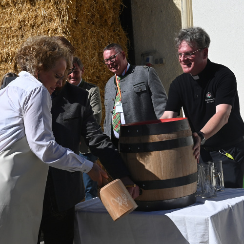 LR Teschl-Hofmeister beim Bieranstich
