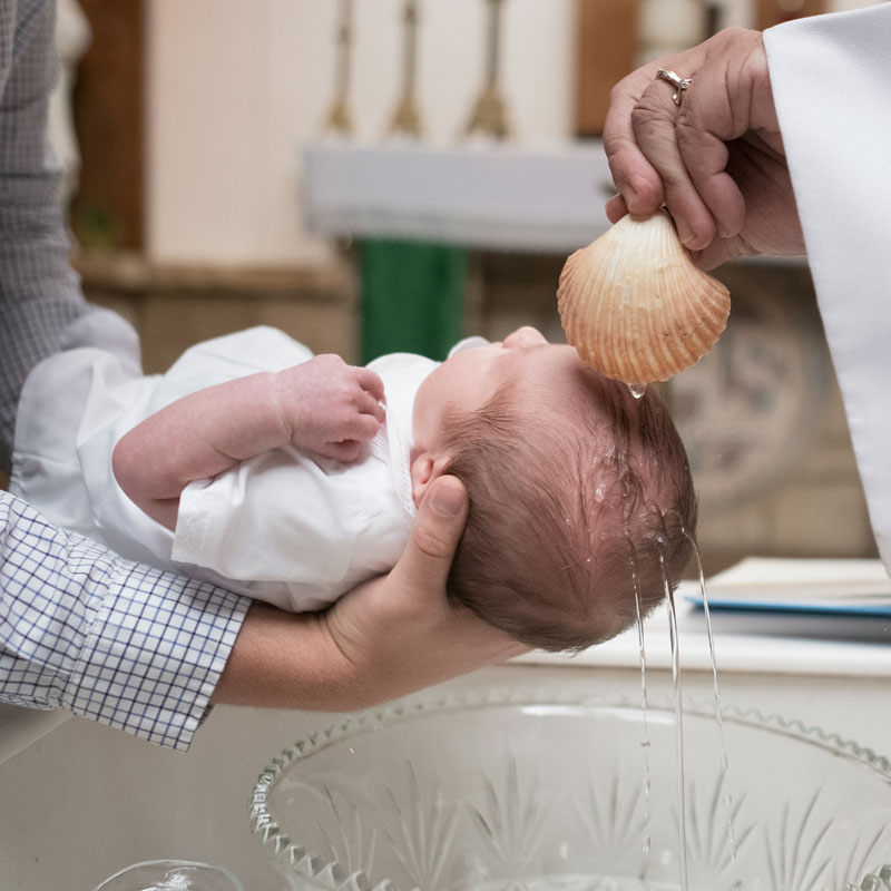 Kind wird getauft / josh applegate unsplash