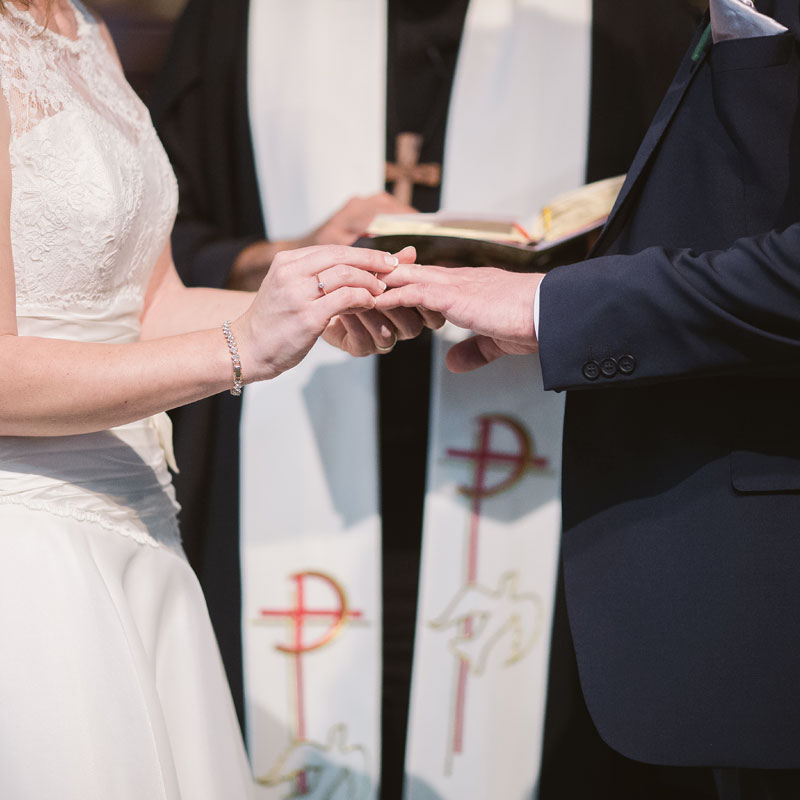 Priester traut Ehepaar / wedding-photography unsplash
